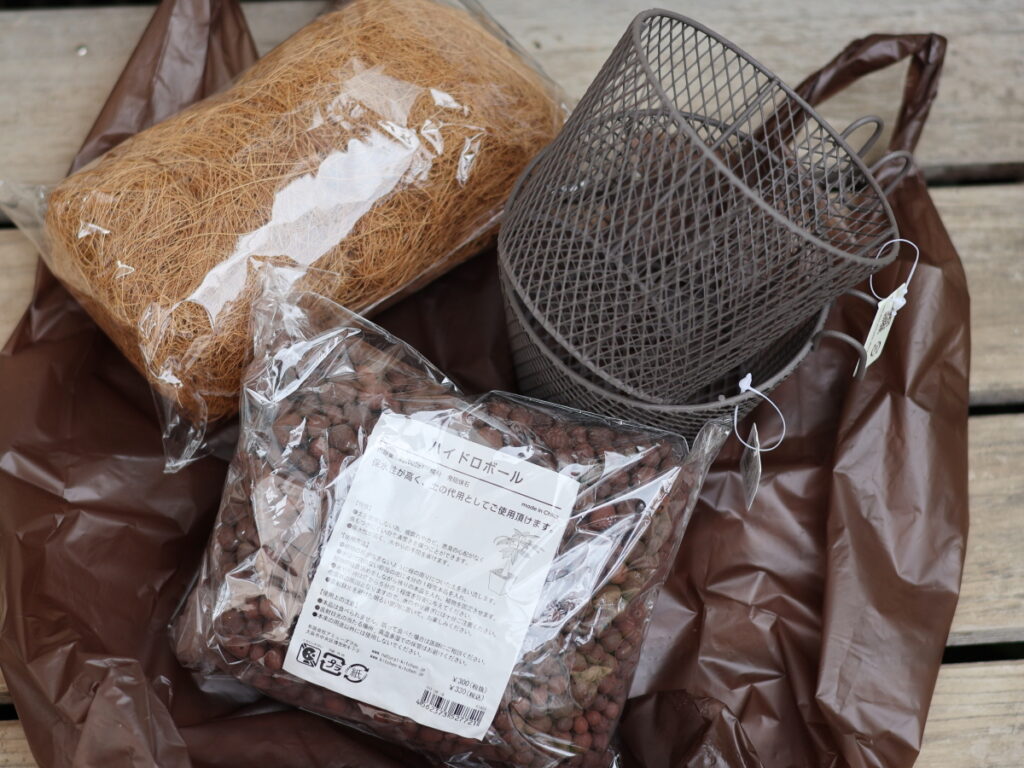 100均アイテムで作った多肉植物の寄せ植え