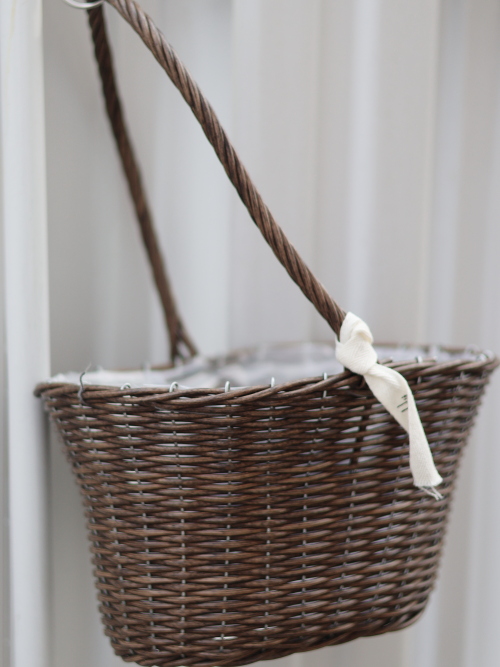 ルビーネックレスを吊るして飾るためのバスケット。耐荷重を確認しながら設置した、おしゃれなハンギングカゴの全体像。