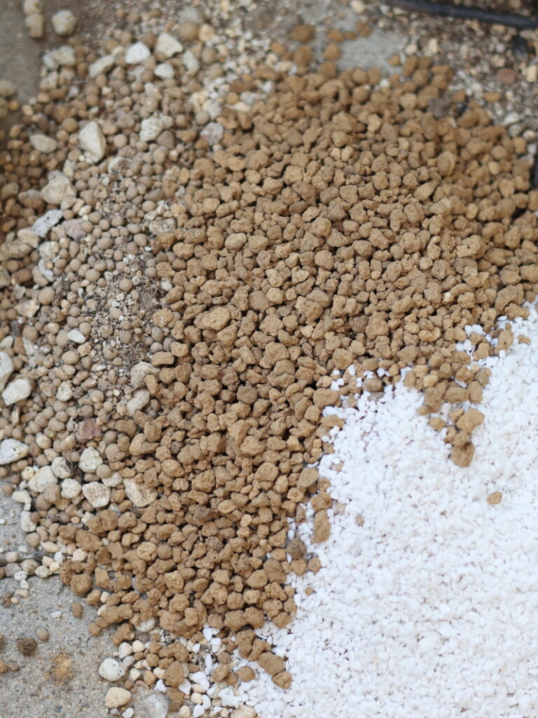 多肉植物や塊根植物の植え替えに使用する赤玉土や軽石などをブレンドした用土